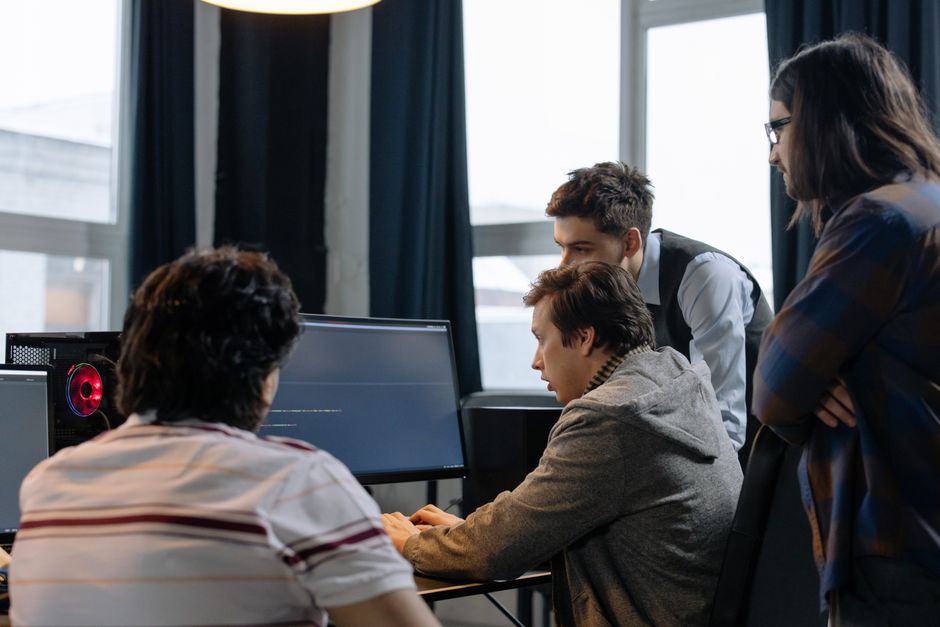 Développeur expliquant du code à un assistant IA