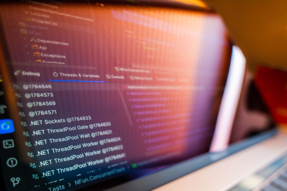 Développeur qui débugge son code avec des outils modernes