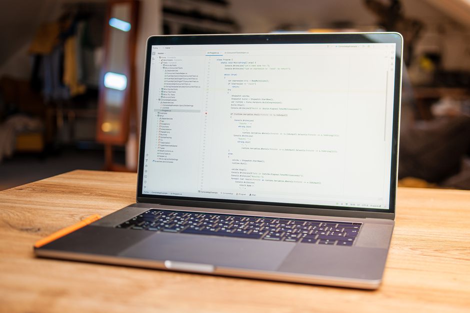 Espace de travail développeur avec code à l'écran