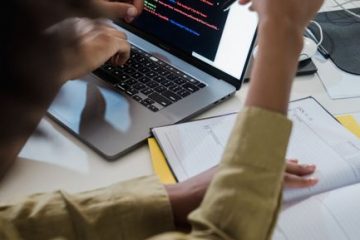 Deux developpeurs discutant code - construire son portfolio