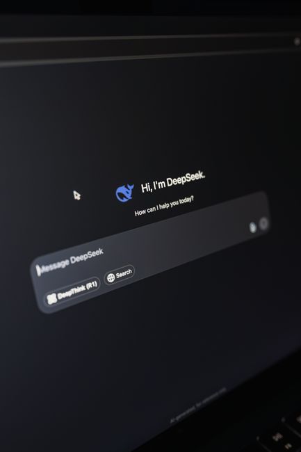 Interface IA avec chatbot pour developpeurs en mode sombre