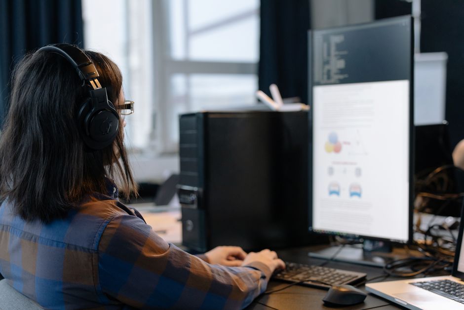 Developpeur qui planifie sur tableau blanc en equipe