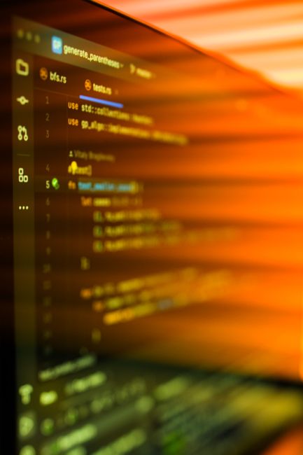 Code de programmation flou et colore sur moniteur