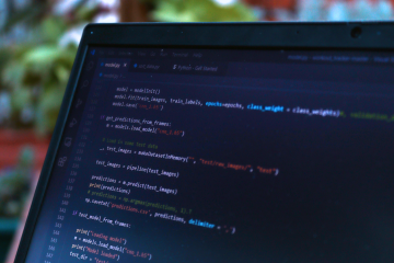 Code Python dans un éditeur pour créer un résumé automatique de vidéos YouTube avec Whisper et GPT