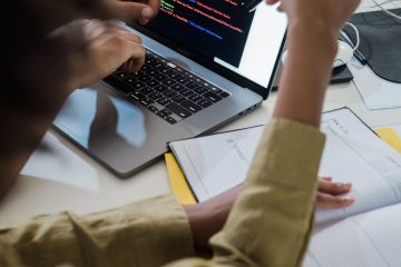 Deux développeurs discutent d'une revue de code sur un ordinateur portable