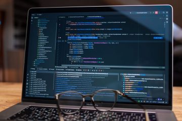 Écran d'ordinateur portable affichant du code Python en cours de débogage avec pytest